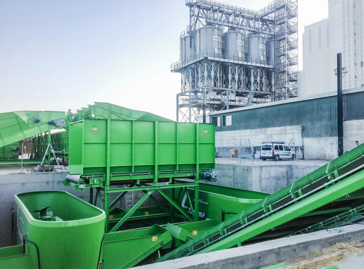 TMR plant equipment that weighs, chops and mixes feed ingredients into a total mixed ration